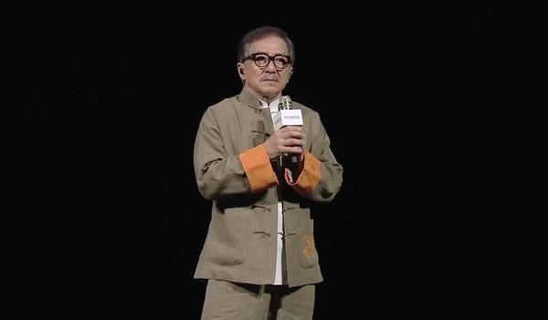 成龙亮相荣耀发布会 曾一次买十几部荣耀手机送朋友