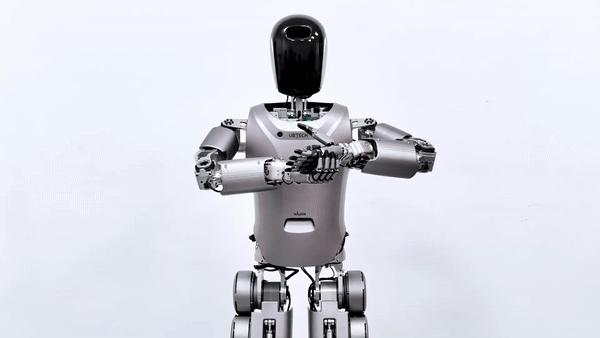 2 个月不见,人形机器人 Walker S 会叠衣服了
