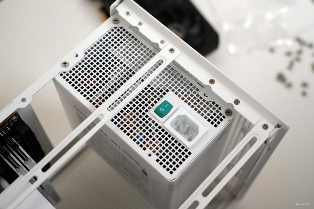 纯白便携 ITX 机箱 九州风神 CH160 试装体验