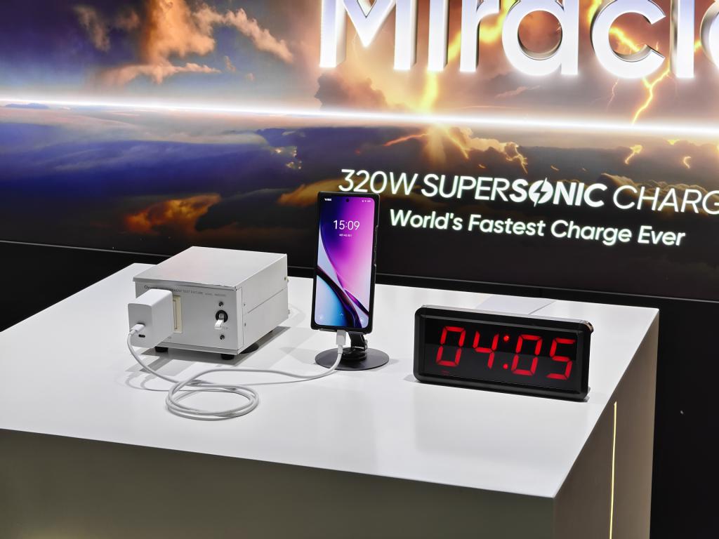 真 · 秒充,真我发布 320W 快充 + 折叠 4 电芯:4 分 30 秒充满 4420mAh 电池