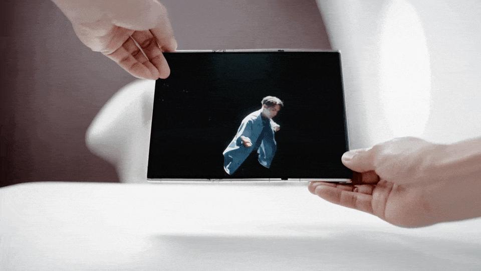 遥遥领先!世界首款三折叠屏手机正式公布!