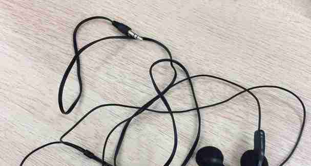 耳机左边没声音怎么办(解决耳机左声道无声问题的有效方法)