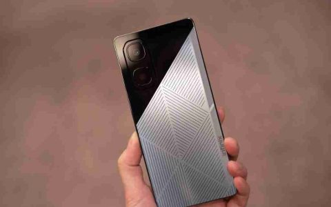 Infinix 在 MWC 上推出太阳能电池板手机，以后出门不用带充电器啦！