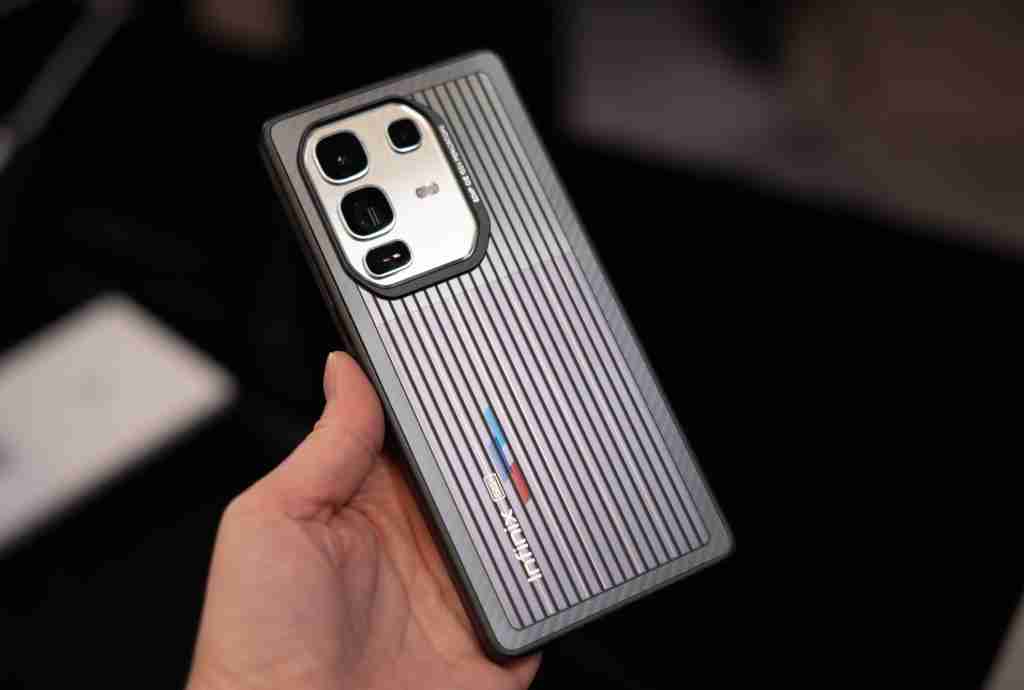 Infinix 在 MWC 上推出太阳能电池板手机,以后出门不用带充电器啦!
