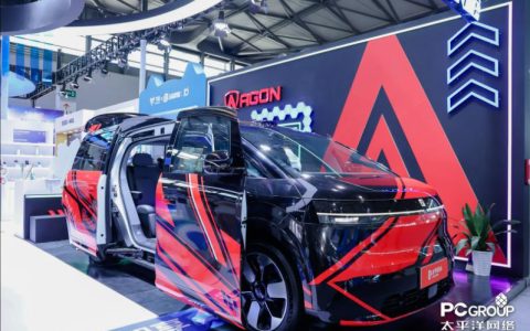 AWE 2025 揭幕日：爱攻电竞显示器重塑豪华 MPV，开启移动电竞新纪元！