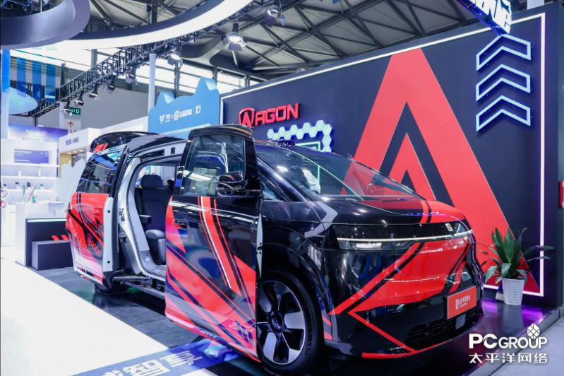 AWE 2025 揭幕日:爱攻电竞显示器重塑豪华 MPV,开启移动电竞新纪元!