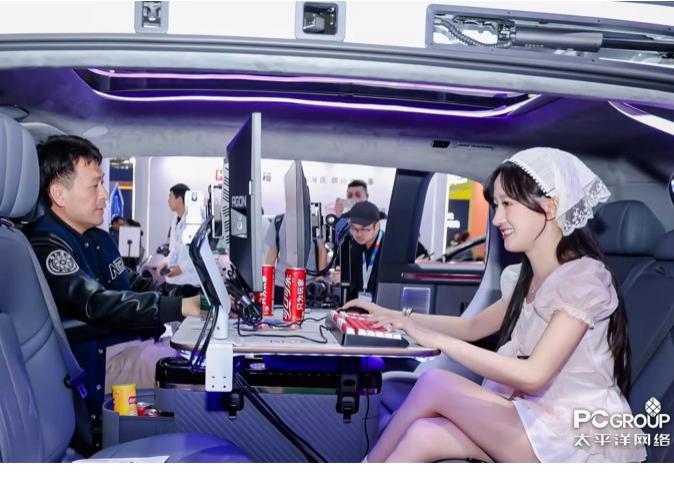 AWE 2025 揭幕日:爱攻电竞显示器重塑豪华 MPV,开启移动电竞新纪元!