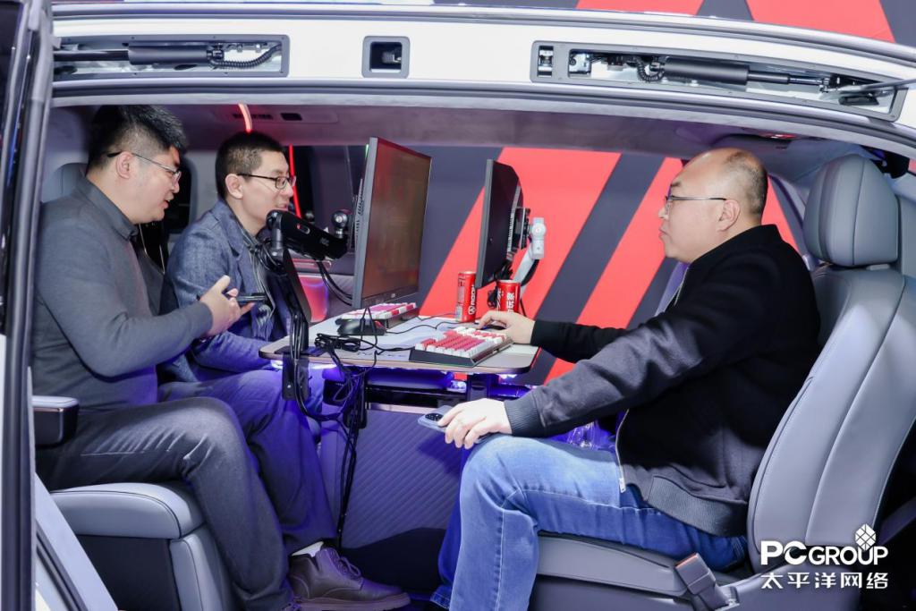 AWE 2025 揭幕日:爱攻电竞显示器重塑豪华 MPV,开启移动电竞新纪元!
