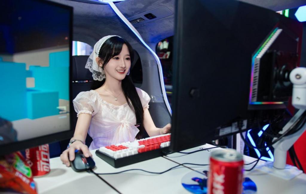 AWE 2025 揭幕日:爱攻电竞显示器重塑豪华 MPV,开启移动电竞新纪元!