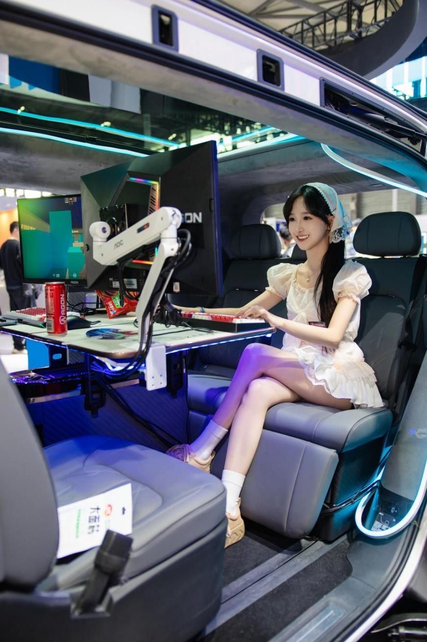 AWE 2025 揭幕日:爱攻电竞显示器重塑豪华 MPV,开启移动电竞新纪元!