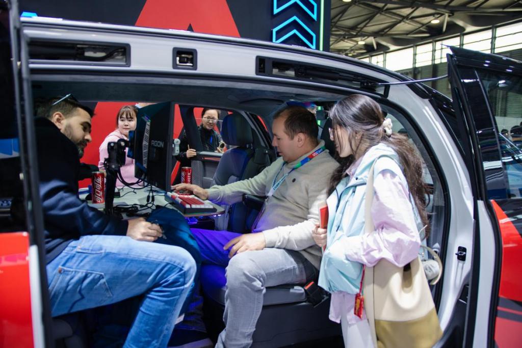 AWE 2025 揭幕日:爱攻电竞显示器重塑豪华 MPV,开启移动电竞新纪元!