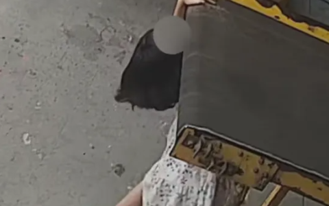 10岁小女孩快递站玩耍 手臂被卷入传送带 整个身体悬空