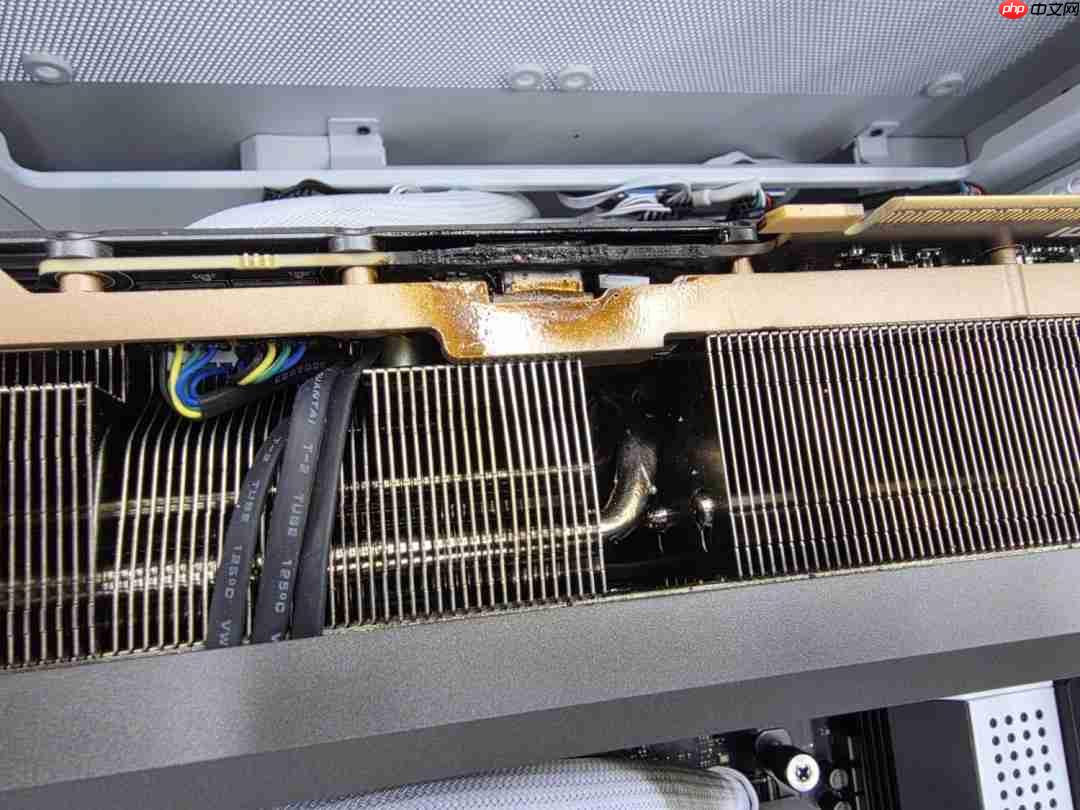 索泰RTX 5090玩《战地6》时突然起火 PCB严重熔化