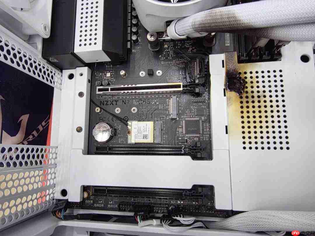 索泰RTX 5090玩《战地6》时突然起火 PCB严重熔化