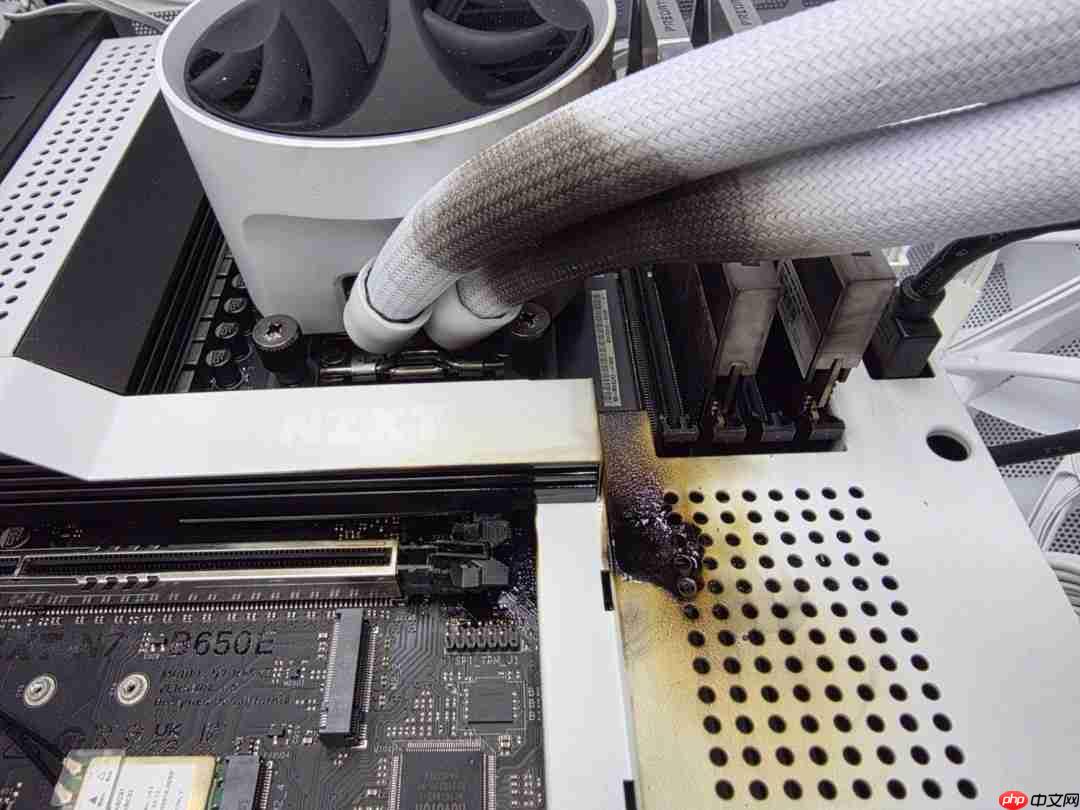 索泰RTX 5090玩《战地6》时突然起火 PCB严重熔化