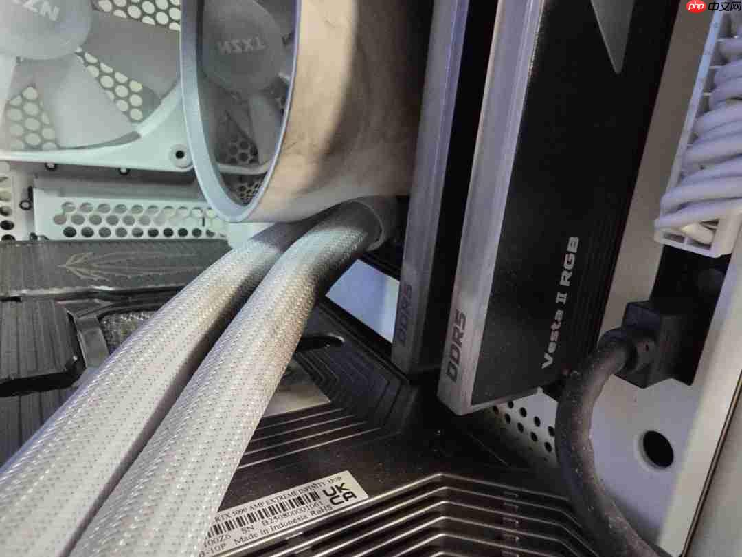 索泰RTX 5090玩《战地6》时突然起火 PCB严重熔化