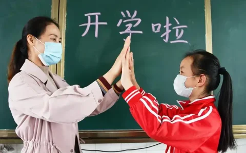 “神兽归笼！”开学日家长开心到失去表情管理，笑容完全藏不住