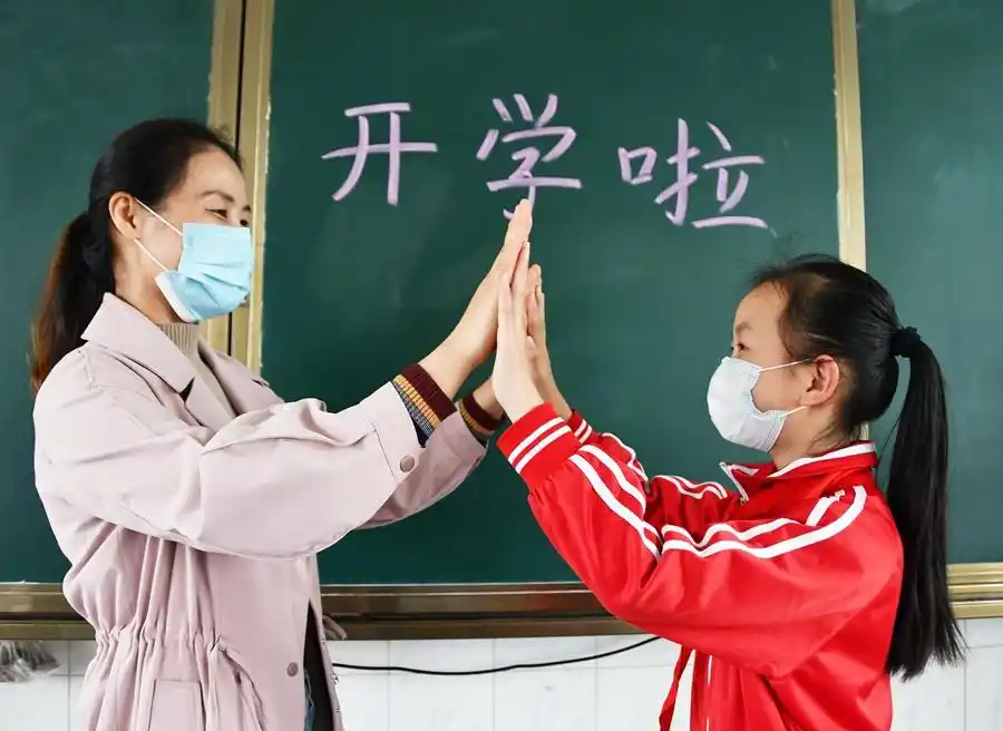 “神兽归笼!”开学日家长开心到失去表情管理,笑容完全藏不住 - 创想鸟