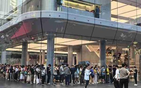 华为新三折叠屏Mate XTs非凡大师开售现场人从众：17999元起