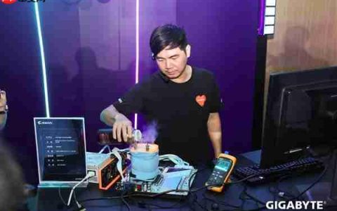 技嘉X870 AORUS Tachyon加持：锐龙7 9800X3D超频新世界纪录！突破7.3GHz大关