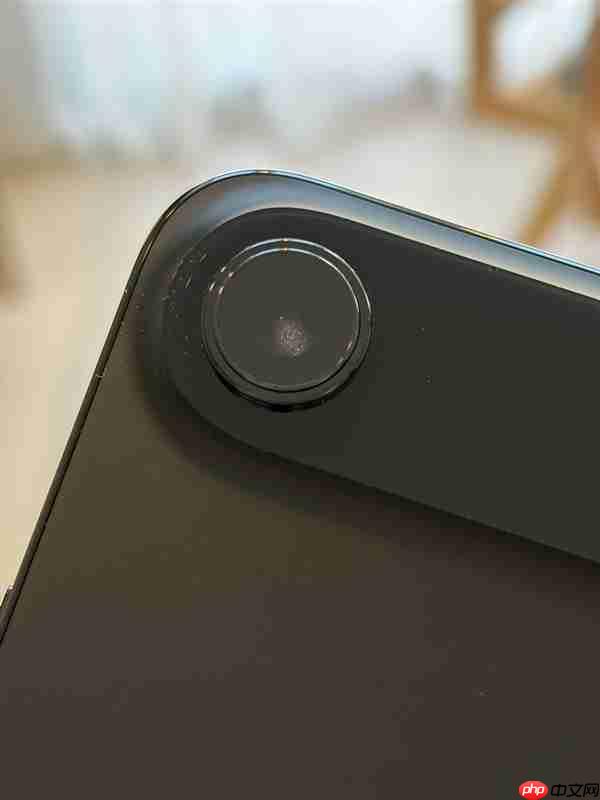 iPhone Air到手仅一天就翻车:镜头内出现水雾