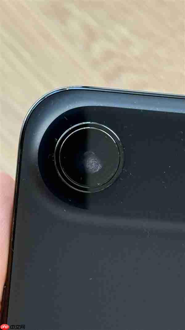 iPhone Air到手仅一天就翻车:镜头内出现水雾