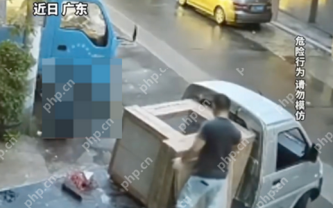 卸货男子滑倒被数百斤瓷砖砸身上 工友移砖救人男子幸无大碍