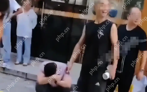 四川绵竹一男子公厕内偷拍女性被抓现行，路人合力将其按倒