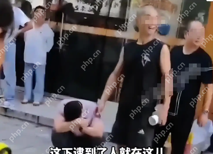 四川绵竹一男子公厕内偷拍女性被抓现行,路人合力将其按倒