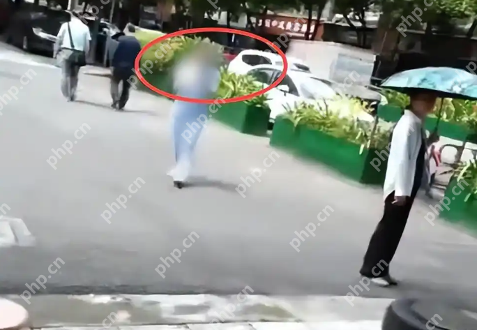 四川绵竹一男子公厕内偷拍女性被抓现行,路人合力将其按倒