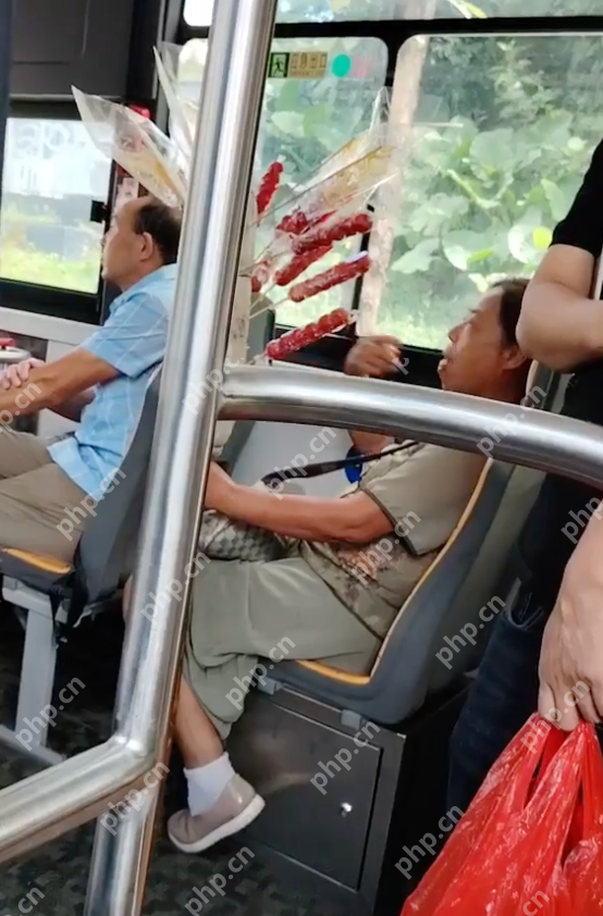 女子蘸口水品尝在售糖葫芦 网友:以一己之力毁了糖葫芦流动摊行业 - 创想鸟