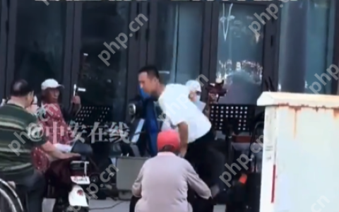 广场舞大爷大妈的“克星”？男子掀翻音响后拔腿就跑，路人笑疯