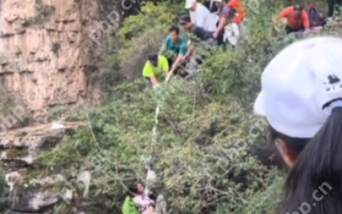 女子悬崖拍照不慎坠落，凭惊人臂力抓住藤蔓，众人拧保温毯为绳成功施救