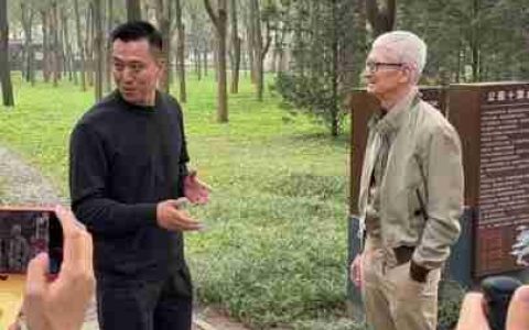 苹果 CEO 库克现身北京，同开发者散步聊天