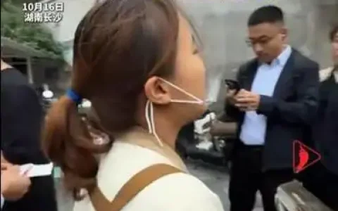 夫妻卖辣卤因食客排队太久全部免单 良心商家！