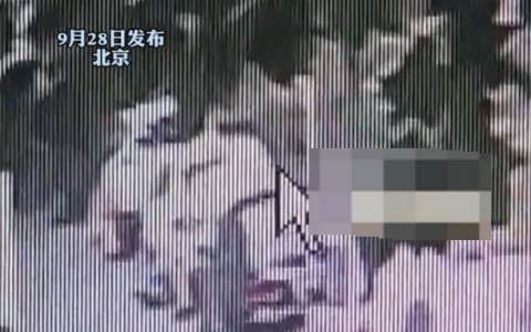 七旬大爷因遛弯踩一脚水放火点垃圾站泄愤 已被警方控制