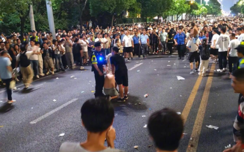 当事人回应手拿折扇被误认持刀：到现在人都是蒙的