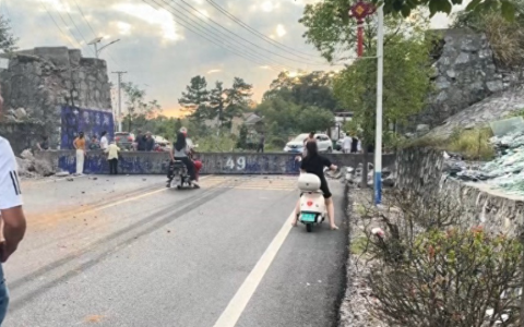 湖南邵阳一过水天桥被撞垮塌阻断交通 官方回应：无人员受伤，道路连夜抢通