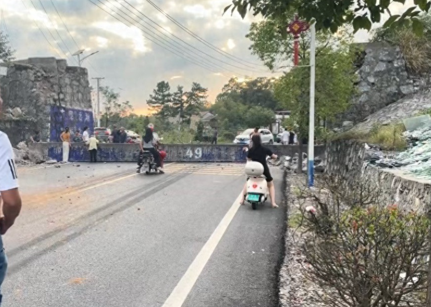 湖南邵阳一过水天桥被撞垮塌阻断交通 官方回应:无人员受伤,道路连夜抢通 - 创想鸟