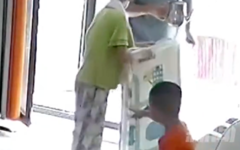 男孩说屋里有蛇大人翻箱倒柜后找到 孩子父亲：很后怕，庆幸听了孩子的话