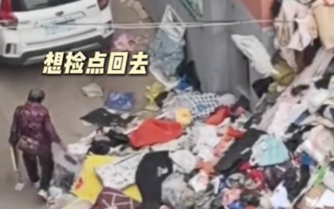 老人爱捡垃圾家里囤了成吨废品 女婿叫来垃圾车清理了一整天