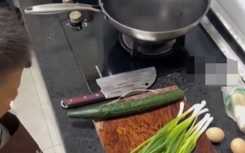 妈妈回应拿衣架教8岁儿子做菜：孩子因挑食很瘦，发现他自己做的菜吃的多点