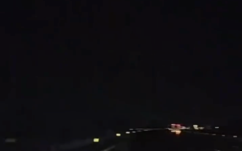 夜间高速上突现一人行走女司机130码速度极限躲避 网友：那双白鞋救了他