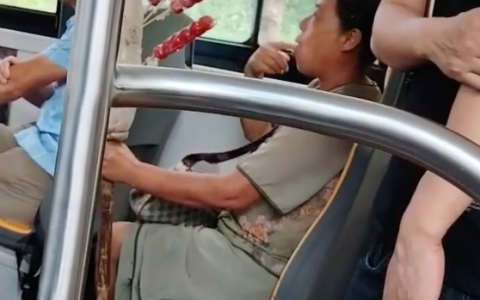 女子蘸口水品尝在售糖葫芦 网友：以一己之力毁了糖葫芦流动摊行业