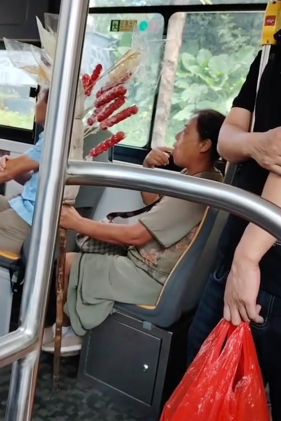 女子蘸口水品尝在售糖葫芦 网友:以一己之力毁了糖葫芦流动摊行业 - 创想鸟