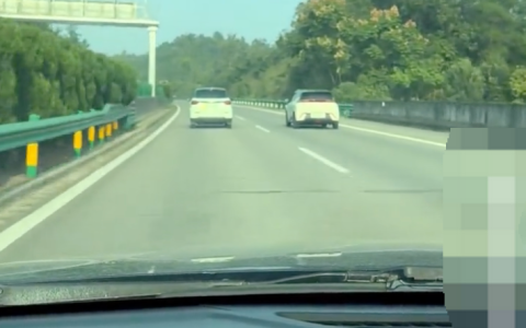 高速上两辆车并排跑致后车无法超车 后车车主：压了我20公里