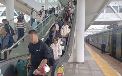 年轻情侣忘情接吻险从扶梯摔下：紧急时刻工作人员抓住了衣领