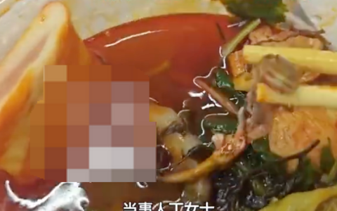女生吃外里吃出大壁虎 商家称可能是天花板坠落