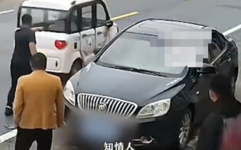 老头乐撞上路边停放小车 车主查看时老头乐直接驶离