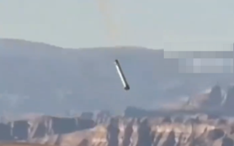巨大管状物从天而降并爆炸 青海当地回应：疑似火箭残骸坠落草场,系无人区